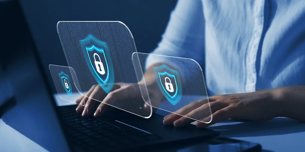 Ondernemer werkt aan AVG-naleving en gegevensbescherming achter een laptop