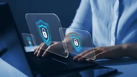 Ondernemer werkt aan AVG-naleving en gegevensbescherming achter een laptop