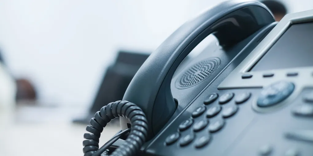 Zakelijke VoIP-telefoon op een bureau