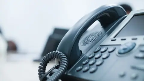 Zakelijke VoIP-telefoon op een bureau