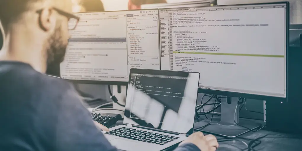 ICT specialist helpt klant met technische oplossingen op kantoor