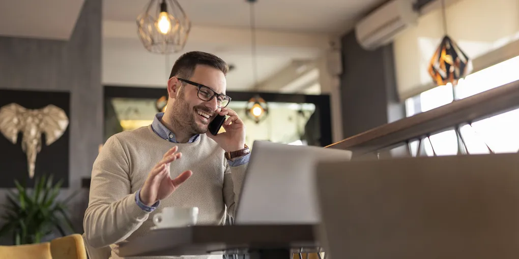 Medewerker voert een zakelijk telefoongesprek