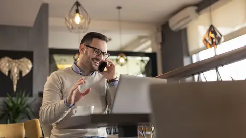 Medewerker voert een zakelijk telefoongesprek