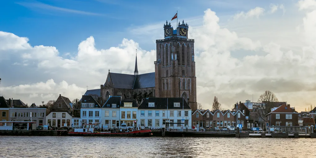 Skyline van de Drechtsteden met Dordrecht aan het water, sfeerbeeld bij ICT-beheer Drechtsteden