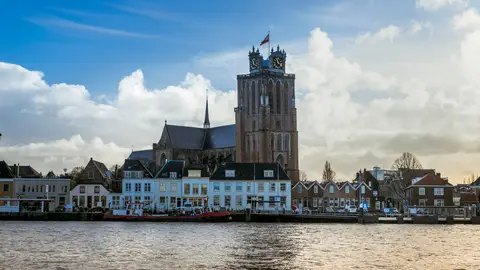 Skyline van de Drechtsteden met Dordrecht aan het water, sfeerbeeld bij ICT-beheer Drechtsteden