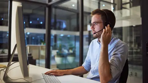 Helpdeskmedewerker geeft IT-ondersteuning aan een ondernemer in Dordrecht