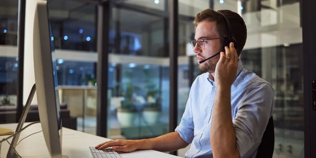 Helpdeskmedewerker geeft IT-ondersteuning aan een ondernemer in Dordrecht