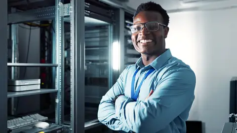 Glimlachende IT-engineer in een serverruimte, symbool voor managed IT-services