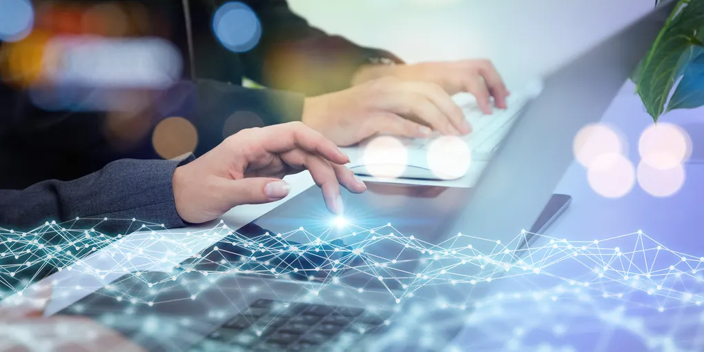 Laptop met een netwerk van verbonden apparaten, symbool voor werkplekbeheer met Microsoft Intune