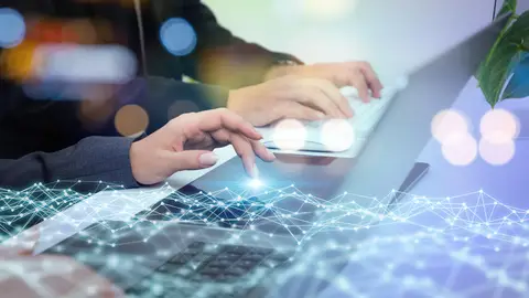 Laptop met een netwerk van verbonden apparaten, symbool voor werkplekbeheer met Microsoft Intune
