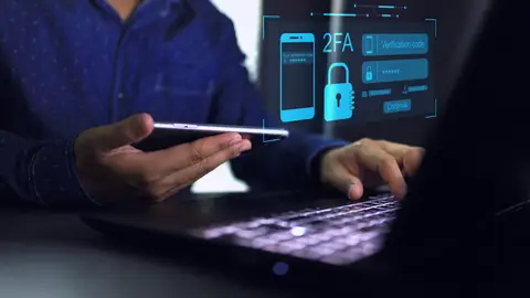 Ondernemer bevestigt een inlogpoging met multifactor authenticatie op zijn telefoon