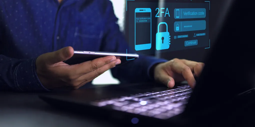 Ondernemer bevestigt een inlogpoging met multifactor authenticatie op zijn telefoon