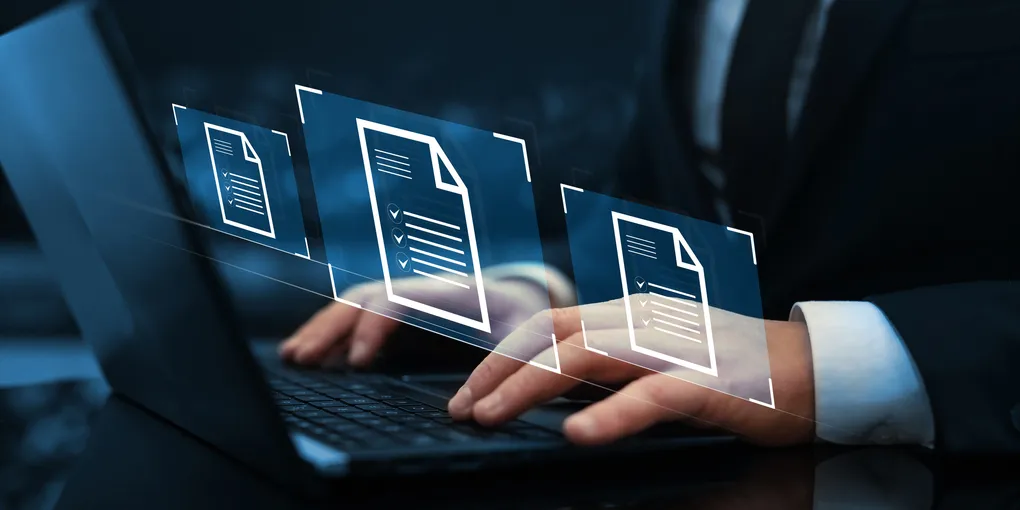 Ondernemer bekijkt cybersecurity-dashboard op laptop met NIS2-documenten op het bureau
