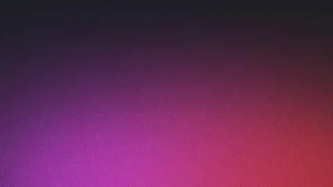 Team bespreekt een processtroomdiagram op een whiteboard