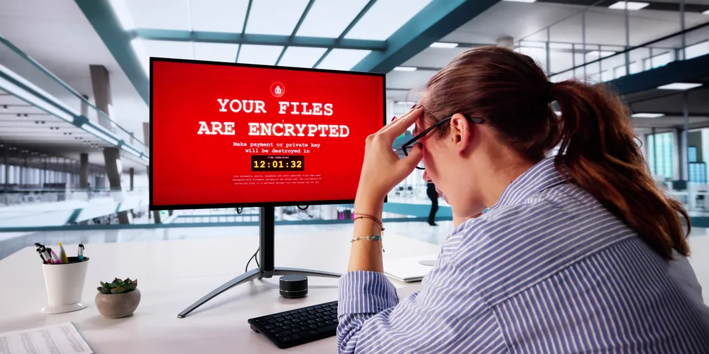 Computerscherm met een rode waarschuwing dat bestanden zijn versleuteld door ransomware