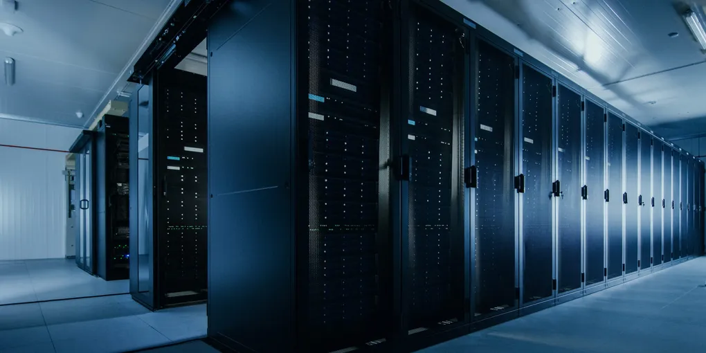 Serverruimte met opslagschijven en groene statuslampjes