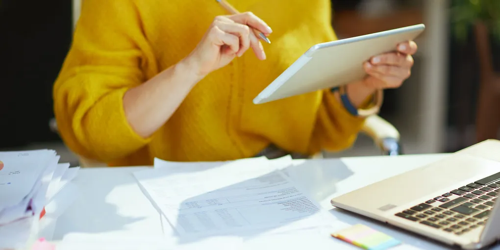 Ondernemer bekijkt ICT-kosten op een tablet