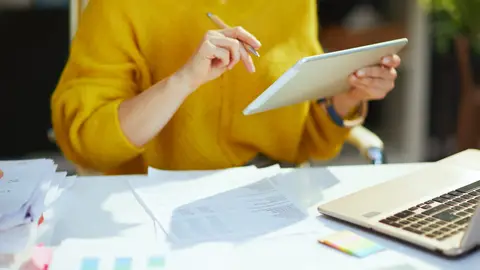 Ondernemer bekijkt ICT-kosten op een tablet