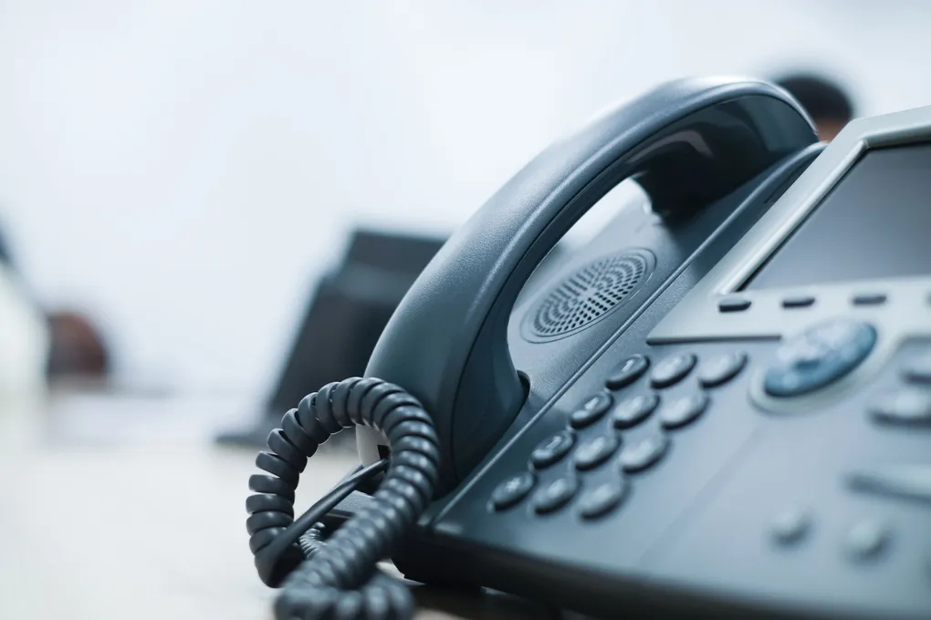Zakelijke VoIP-telefoon op een bureau
