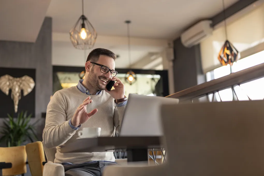 Medewerker voert een zakelijk telefoongesprek