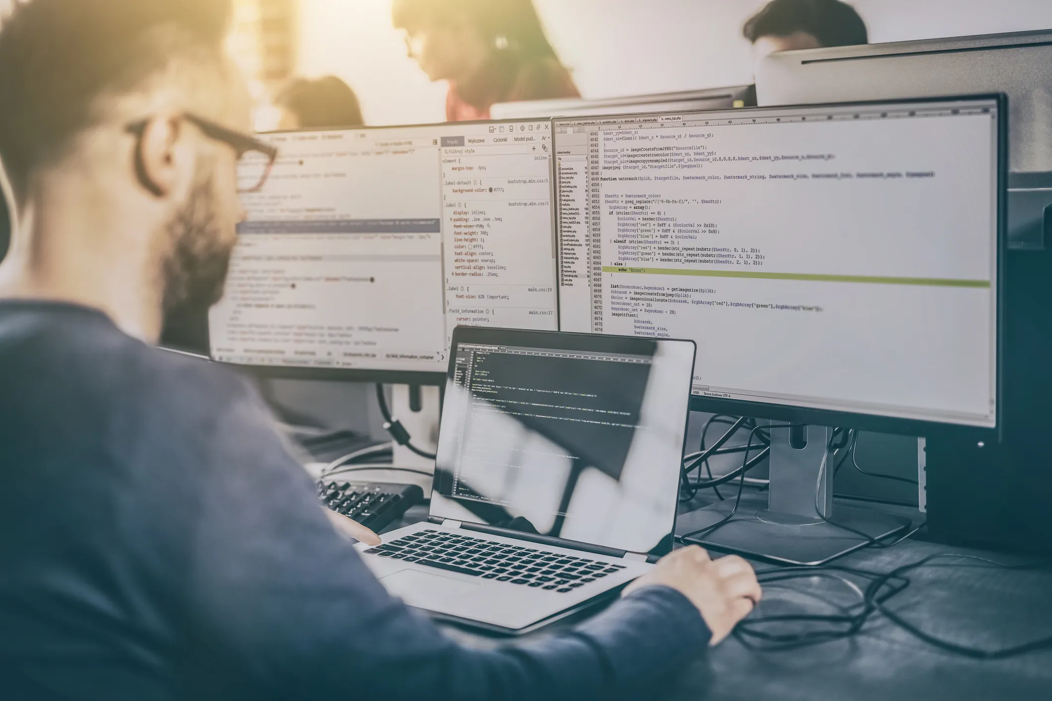 ICT specialist helpt klant met technische oplossingen op kantoor