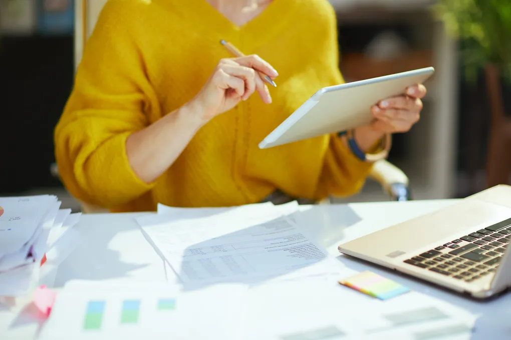 Ondernemer bekijkt ICT-kosten op een tablet